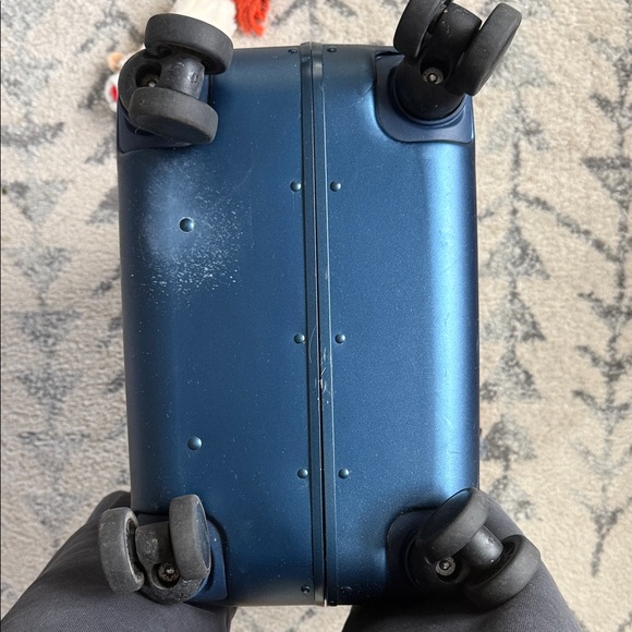 Solgaard Carry On 22 inch Navy Hardside Spinner Suitcase - Picture 4 of 7